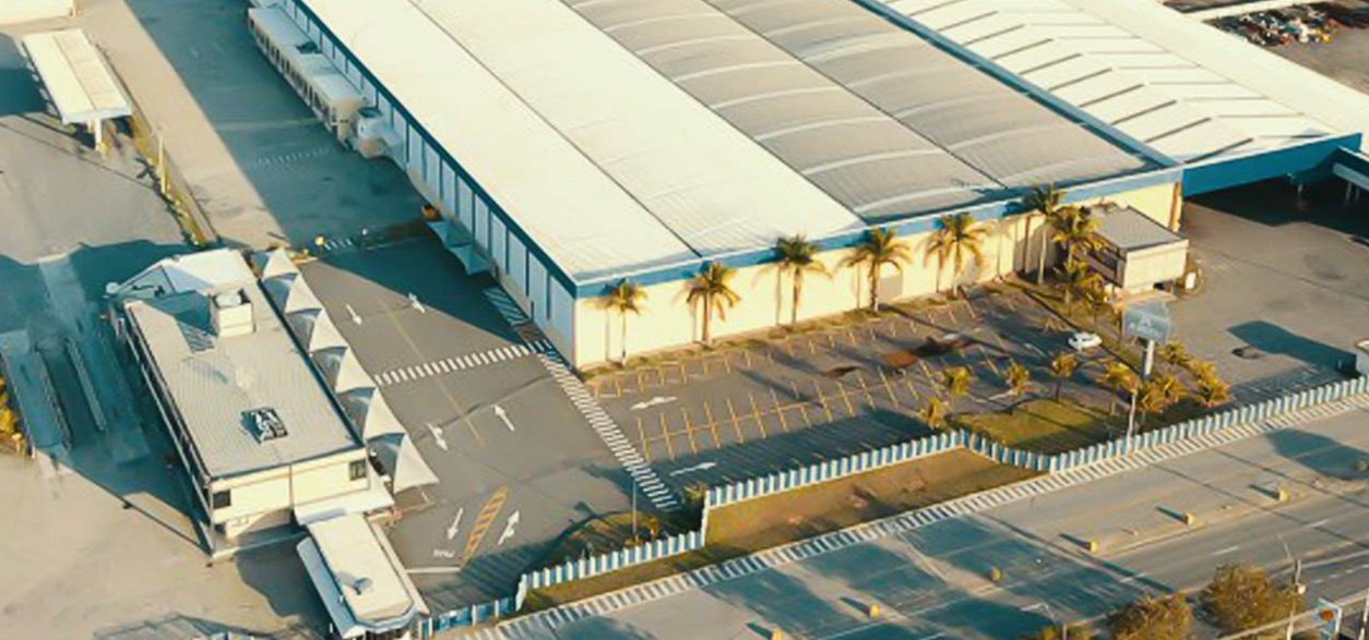 Vista aérea dos galpões industriais da planta da ABSA em Volta Redonda